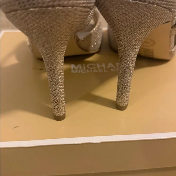 MICHAEL KORS glittered gold/silver sandal . - Picture 4 of 6